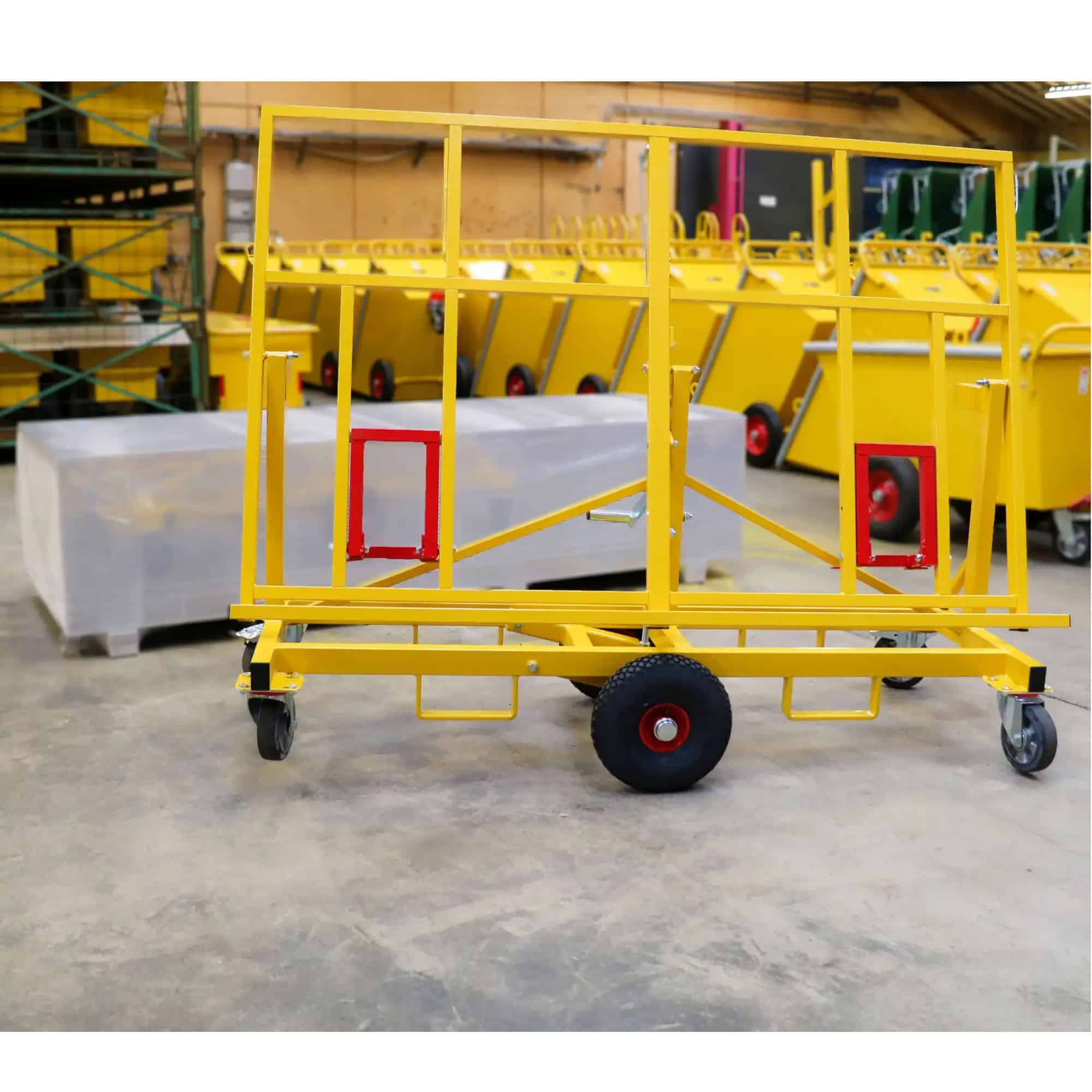Platenwagen PBT 500L in magazijnomgeving, gele kantelbare transportwagen voor het vervoeren van platen en panelen.