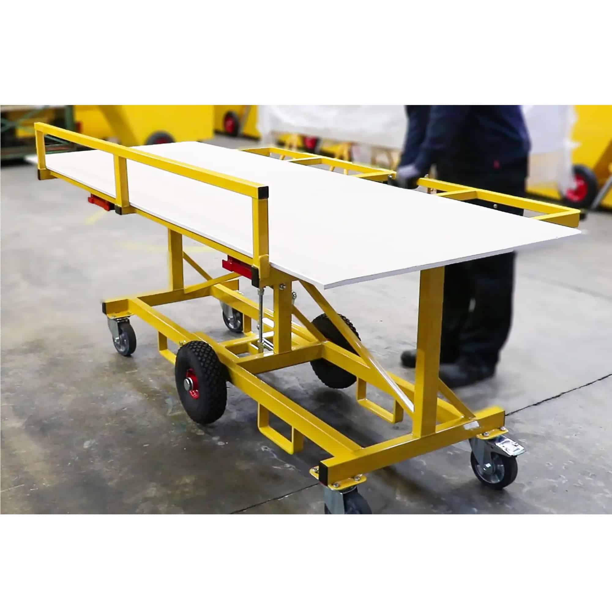 Platenwagen PBT 500L met plaatmateriaal op het laadvlak, kantelbare gele transportwagen voor platen en panelen.